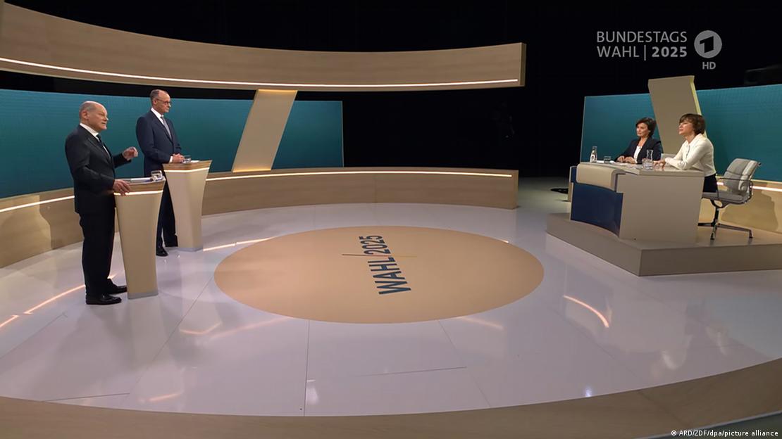Debati televiziv mes Olaf Scholz dhe driedrich Merz në studion e ARD-së dhe dy moderatoret Maybrit Illner dhe Sandra Maischberger Debati televiziv mes Olaf Scholz dhe driedrich Merz në studion e ARD-së dhe dy moderatoret Maybrit Illner dhe Sandra Maischberger