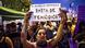 Protesta contra femicidios (feminicidios) en Argentina: una mujer lleva un cartel que dice "El Estado es responsable". Protesta contra femicidios (feminicidios) en Argentina: una mujer lleva un cartel que dice "El Estado es responsable".