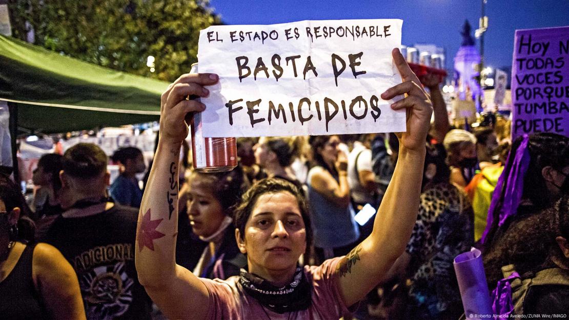 Argentina, Buenos Aires, 2021 | En una protesta contra la violencia hacia las mujeres y diversidades sexuales, una mujer muestra un cartel donde se lee: El estado es responsable. Basta de femicidios. Argentina, Buenos Aires, 2021 | En una protesta contra la violencia hacia las mujeres y diversidades sexuales, una mujer muestra un cartel donde se lee: El estado es responsable. Basta de femicidios.