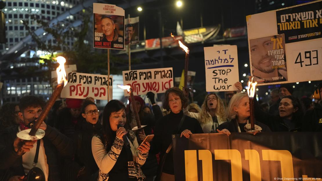 Familiares de rehenes protestan frente al Ministerio de Defensa de Israel en Tel Aviv, después de que Hamás anunciara que suspendería la liberación de rehenes (10.02.2025) Familiares de rehenes protestan frente al Ministerio de Defensa de Israel en Tel Aviv, después de que Hamás anunciara que suspendería la liberación de rehenes (10.02.2025)