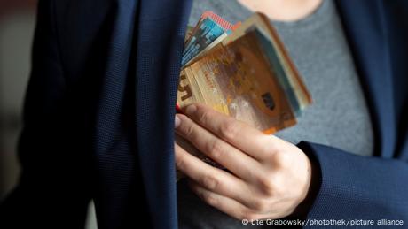 Die Korruptionsbekämpfung in Deutschland geht schlecht voran. 