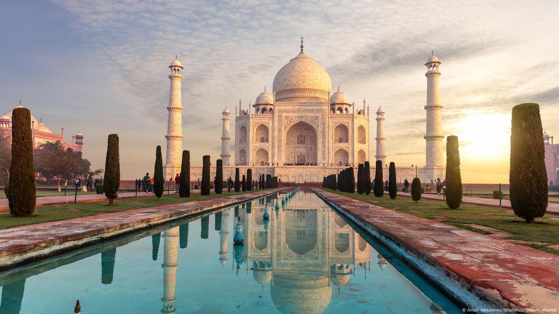 Foto clásica del Taj Mahal, un mausoleo mundialmente famoso de mármol blanco en Agra, India. Al frente, su reflejo sobre el agua del estanque que precede al edificio. Foto clásica del Taj Mahal, un mausoleo mundialmente famoso de mármol blanco en Agra, India. Al frente, su reflejo sobre el agua del estanque que precede al edificio.