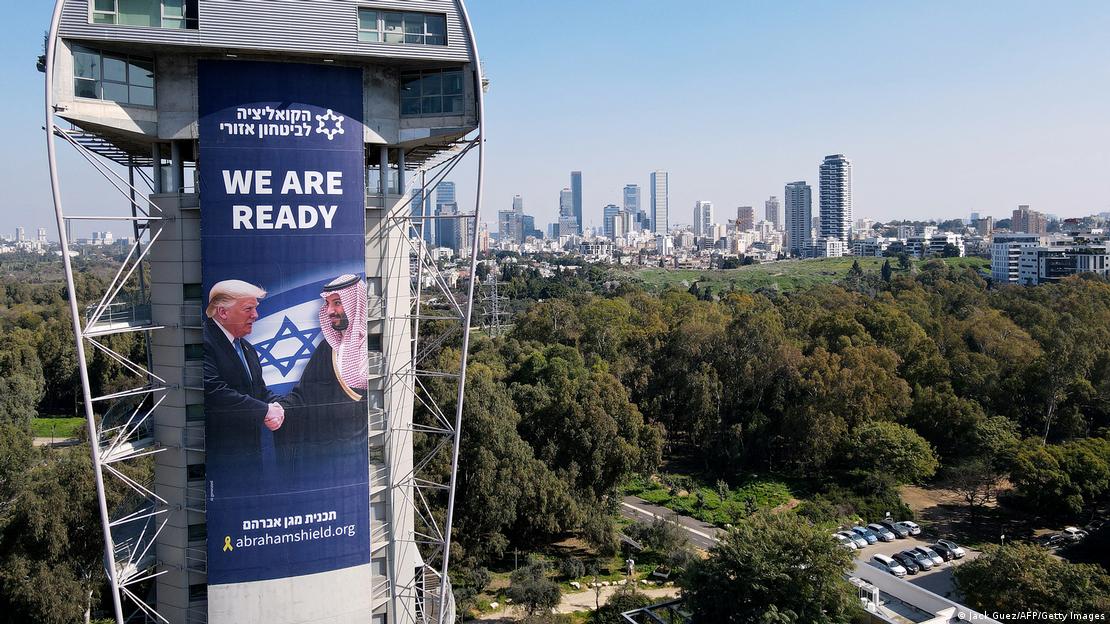 Ein Plakat mit dem Slogan "Wir sind bereit" in Ramat Gan bei Tel Aviv. Es macht Werbung für die diplomatische Annäherung an Saudi-Arabien, Februar 2025