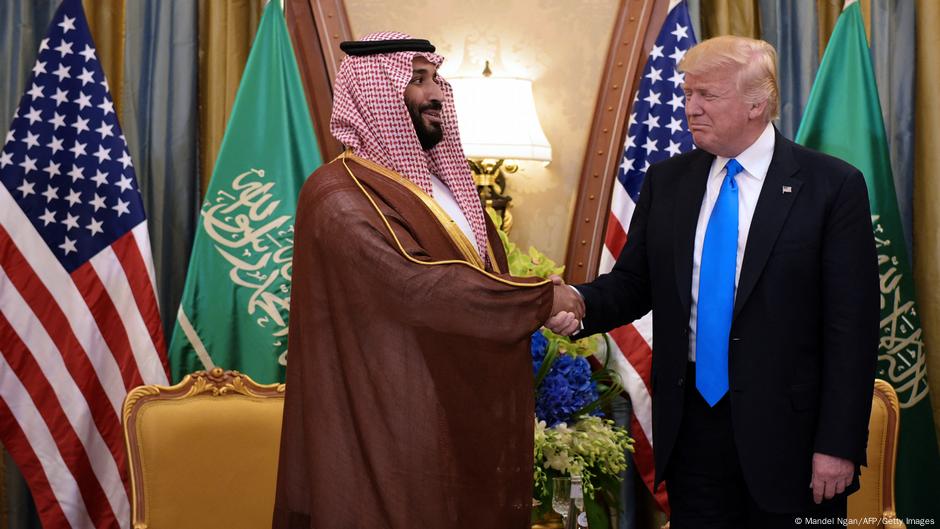 Donald Tramp je posetio Saudijsku Arabiju kao prvu zemlju u Zalivu tokom svog prvog mandata - ovde na slici u razgovoru s prestolonaslednikom Mohamedom bin Salmanom u Rijadu 2017.
