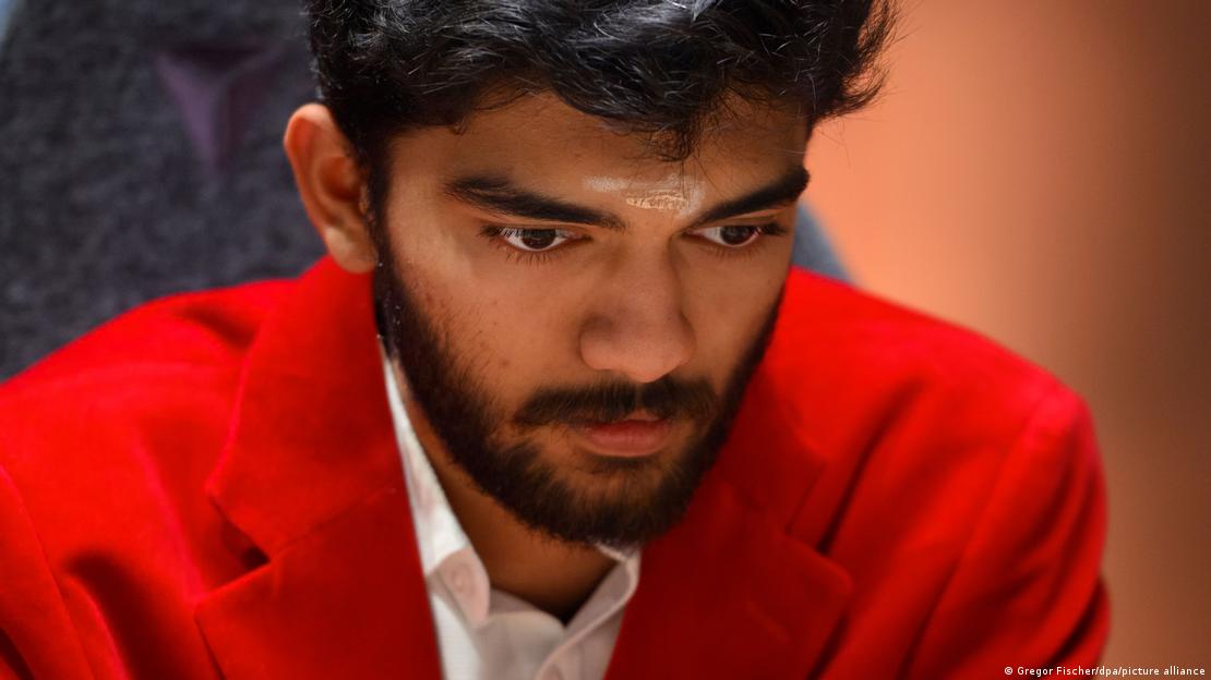 El campeón mundial de ajedrez Dommaraju Gukesh mira concentrado el tablero.