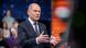 Olaf Scholz duke folur me gjestikulim në një studio televizive, në sfond është publiku