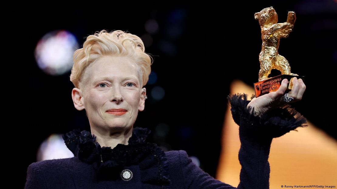 La actriz escocesa posa en el escenario tras recibir la estatuilla durante la ceremonia inaugural previa a la proyección de la película "Das Licht" en la sección "Berlinale special" de la 75ª Berlinale.