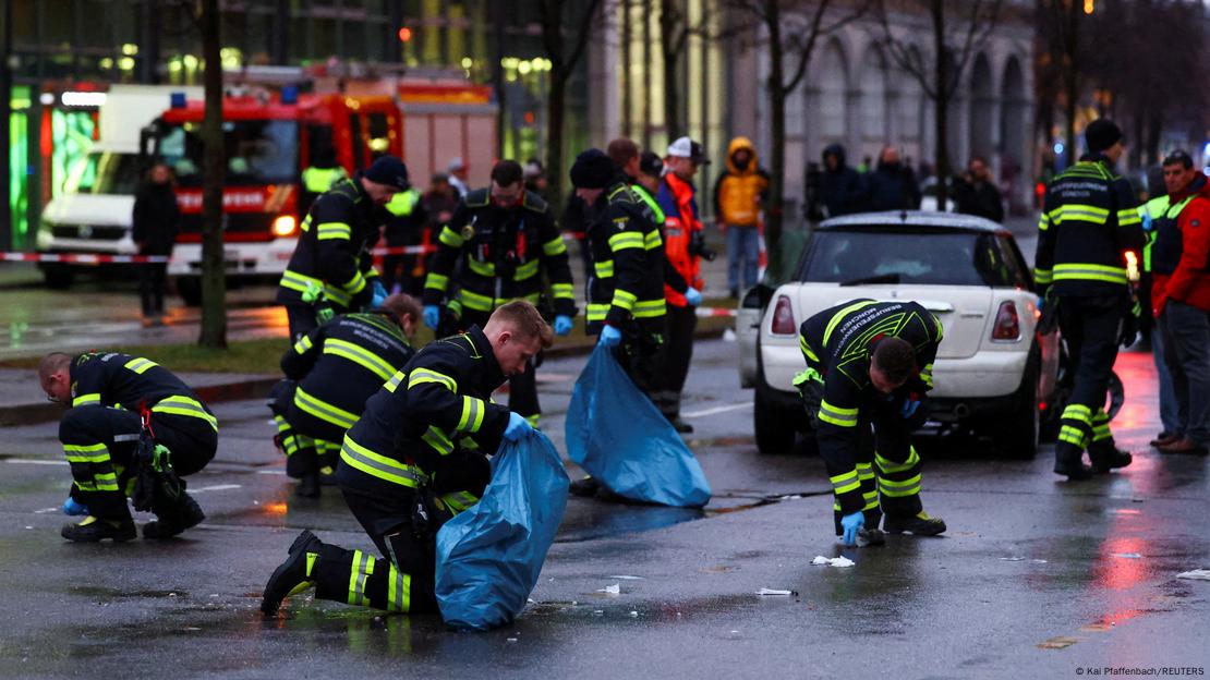 Bomberos trabajan en el lugar donde el solicitante de asilo de 24 años atropelló a una multitud con su automóvil (13.02.2025) Bomberos trabajan en el lugar donde el solicitante de asilo de 24 años atropelló a una multitud con su automóvil (13.02.2025)