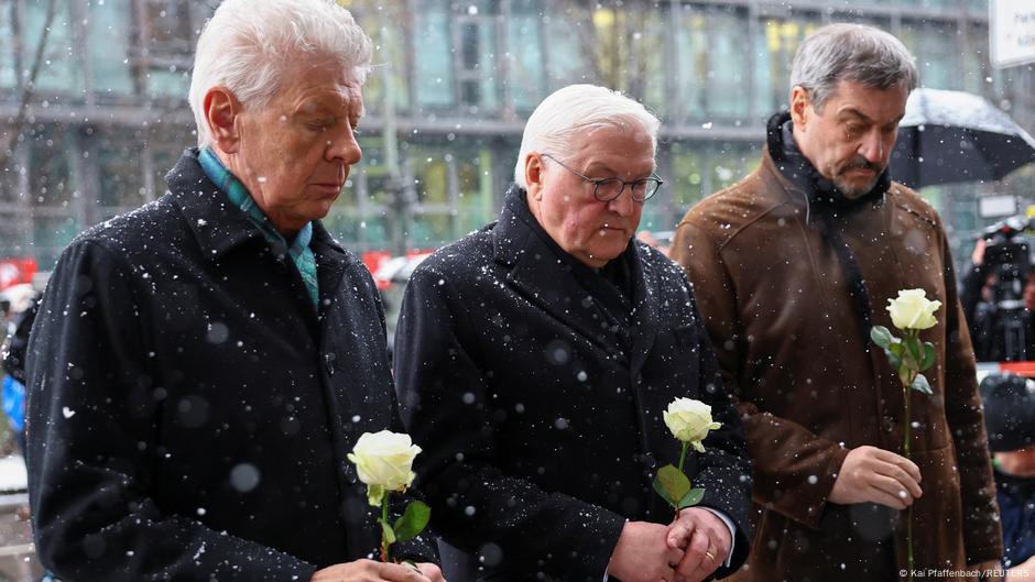 Gradonačelnik Minhena Diter Rajter, predsednik Nemačke Frank-Valter Štajnmajer i premijer Bavarske Markus Zeder polažu cveće na mestu napada