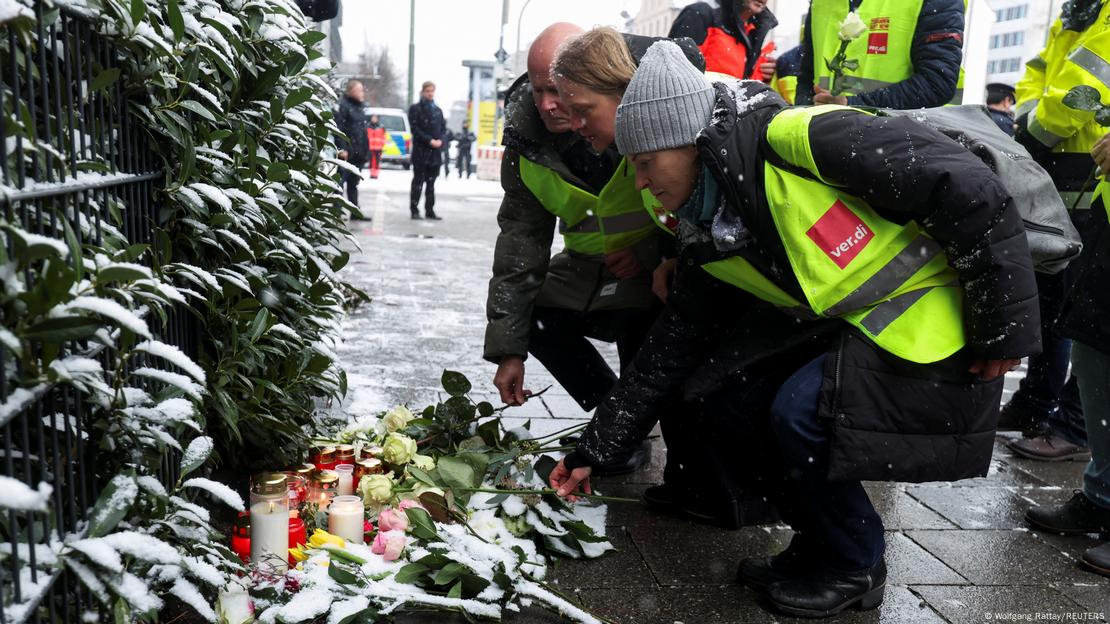 Miembros del sindicato Verdi, que convocó la protesta, depositan flores durante una ceremonia en el lugar del atentado (14.02.2025) Miembros del sindicato Verdi, que convocó la protesta, depositan flores durante una ceremonia en el lugar del atentado (14.02.2025)