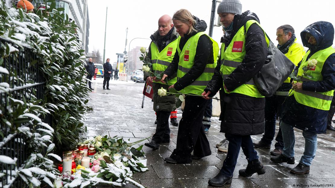 Fünf Verdi-Mitglieder gedenken am Tatort mit Blumen in der Hand der Opfer des Anschlags in München Fünf Verdi-Mitglieder gedenken am Tatort mit Blumen in der Hand der Opfer des Anschlags in München
