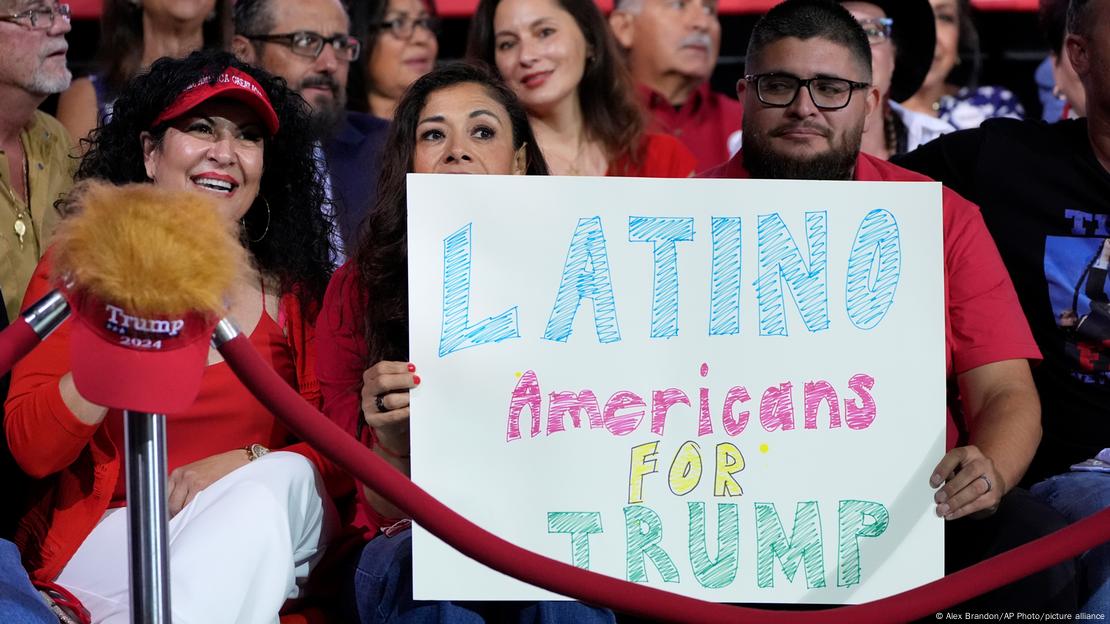 Latinos apoyando a Trump con una pancarta. Latinos apoyando a Trump con una pancarta.