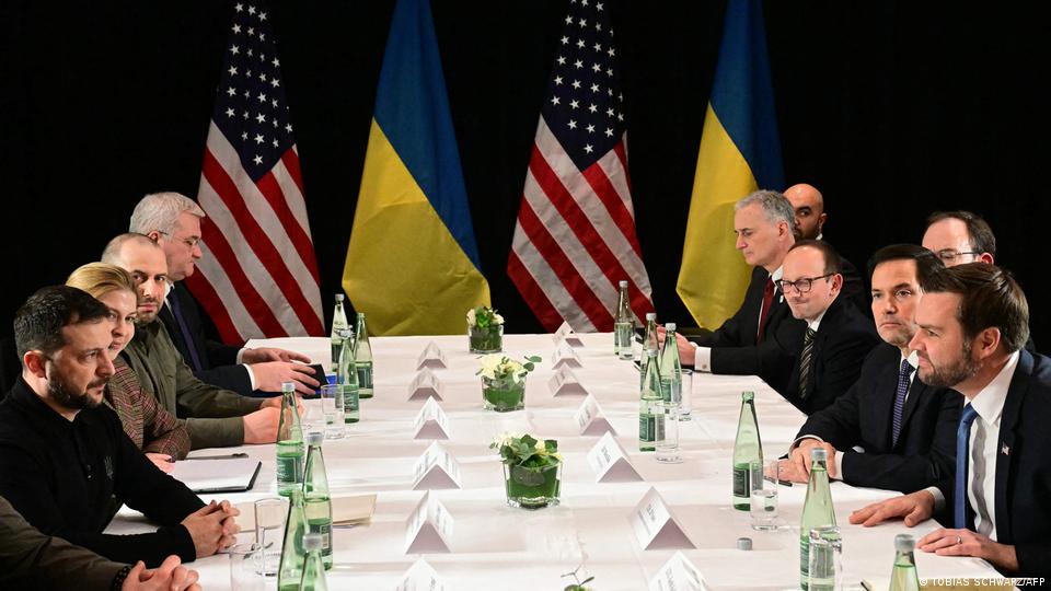 El vicepresidente de Estados Unidos, J.D. Vance (primero a la derecha en la imagen), el secretario de Estado de Estados Unidos, Marco Rubio (a su lado), y el presidente ucraniano Volodimir Zelenski (en frente de Vance), se reunieron en el marco de la 61 Conferencia de Seguridad de Múnich (14.02.2025)