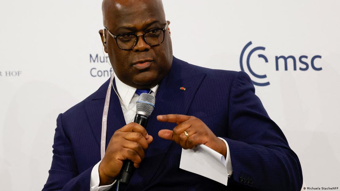 Der kongolesische Präsident Félix Tshisekedi auf der Münchner Sicherheitskonferenz mit einem Mikrofon in der Hand Der kongolesische Präsident Félix Tshisekedi auf der Münchner Sicherheitskonferenz mit einem Mikrofon in der Hand