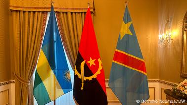 Bandeiras do Ruanda, Angola e República Democrática do Congo (RDC)