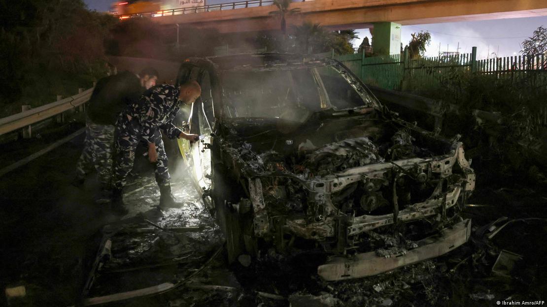 Sicherheitskräfte untersuchen das ausgebrannte UNIFIL-Fahrzeug Sicherheitskräfte untersuchen das ausgebrannte UNIFIL-Fahrzeug