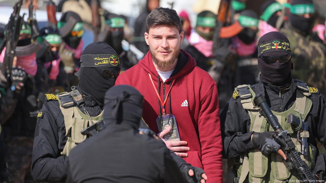 Sasha Trupanov es escoltado por miembros de Hamás antes de ser entregado a la Cruz Roja en Jan Yunis (15.02.2025)