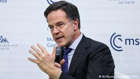 Fotografi e Sekretarit të Pëgjithshëm të NATO-s Mark Rutte duke folur me mikrofon në dorë. Fotografi e Sekretarit të Pëgjithshëm të NATO-s Mark Rutte duke folur me mikrofon në dorë.