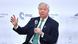 Senatori amerikan Lindsey Graham me mikrofon në dorë duke folur në Konferencën e Sigurisë në Mynih, shkurt 2025