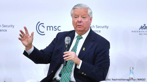 Senatori amerikan Lindsey Graham me mikrofon në dorë duke folur në Konferencën e Sigurisë në Mynih, shkurt 2025 Senatori amerikan Lindsey Graham me mikrofon në dorë duke folur në Konferencën e Sigurisë në Mynih, shkurt 2025