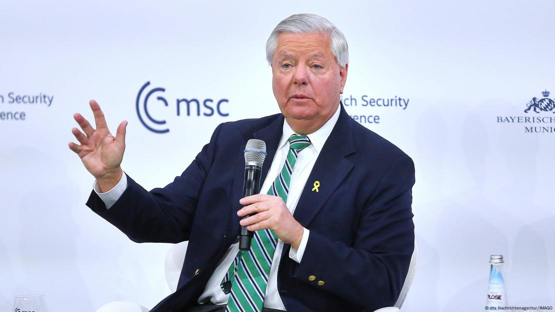 Senatori amerikan Lindsey Graham me mikrofon në dorë duke folur në Konferencën e Sigurisë në Mynih, shkurt 2025