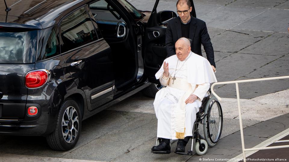 El papa se desplaza en silla de ruedas desde 2022 debido a dolores persistentes en una rodilla