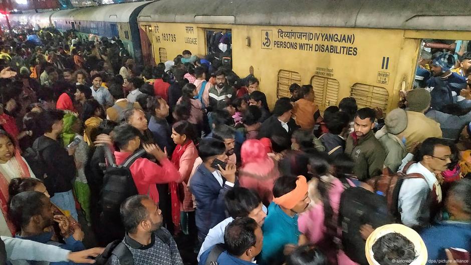 Viele Tote bei Massenpanik auf Bahnhof in Indien