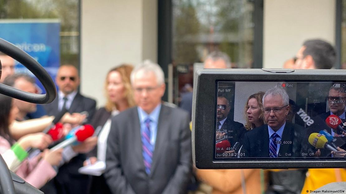 Mali ekran video-kamere koja snima američkog ambasadora kako daje izjavu