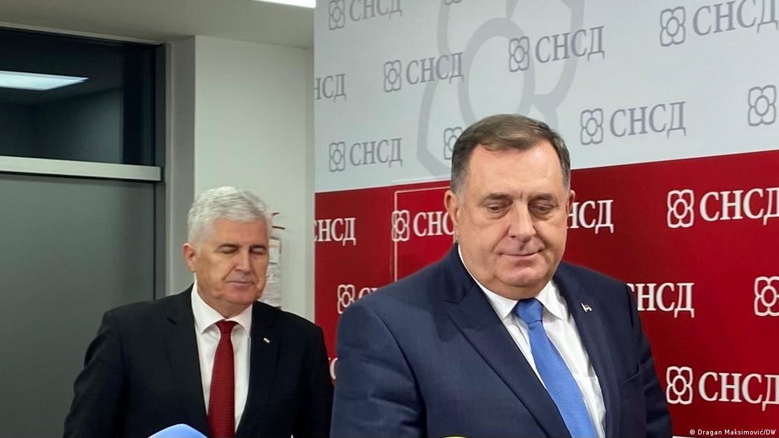 Dodik i Čović izlaze pred novinare uoči konferencije za novinare, iza njih pano na kojemu na ćirilici piše SNSD