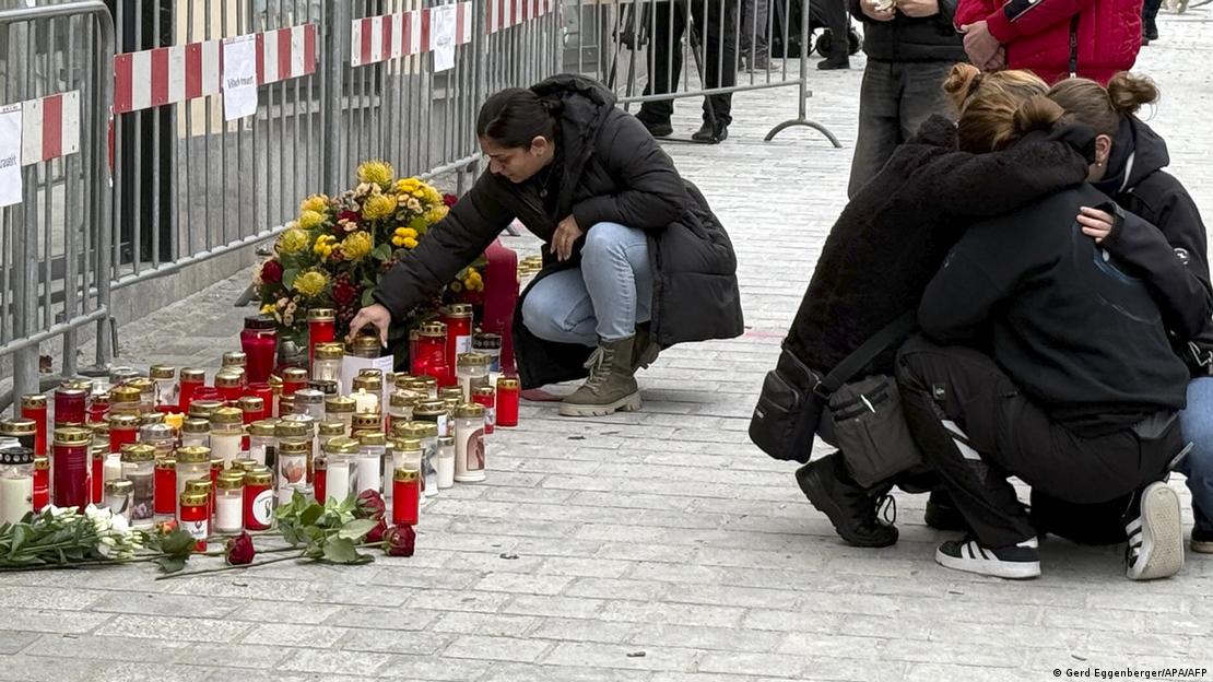 Pessoas se reúnem ao lado de velas para homenagear adolescente morto em ataque