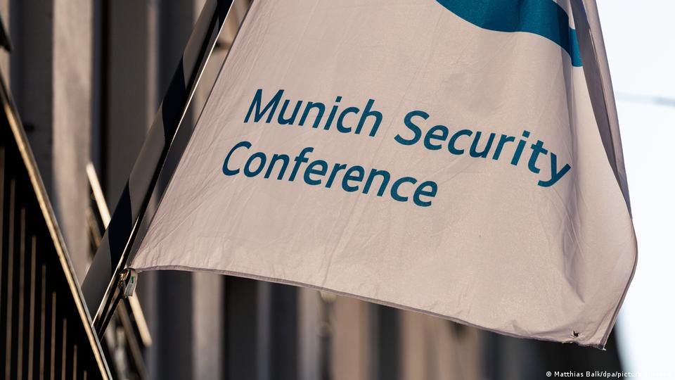 پرچمی که روی آن عبارت "کنفرانس امنیتی مونیخ" نقش بسته است