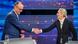 Doi politicieni îşi strâng mâna într-un studio de televiziune - cancelarul Friedrich Merz şi lidera AfD, Alice Weidel. Ambii au în faţă câte un pupitru vorbitor Doi politicieni îşi strâng mâna într-un studio de televiziune - cancelarul Friedrich Merz şi lidera AfD, Alice Weidel. Ambii au în faţă câte un pupitru vorbitor