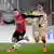Florian Writz del Bayer Leverkusen (izquierda), protege el balón de su rival del Bayern Múnich, Jamal Musiala.