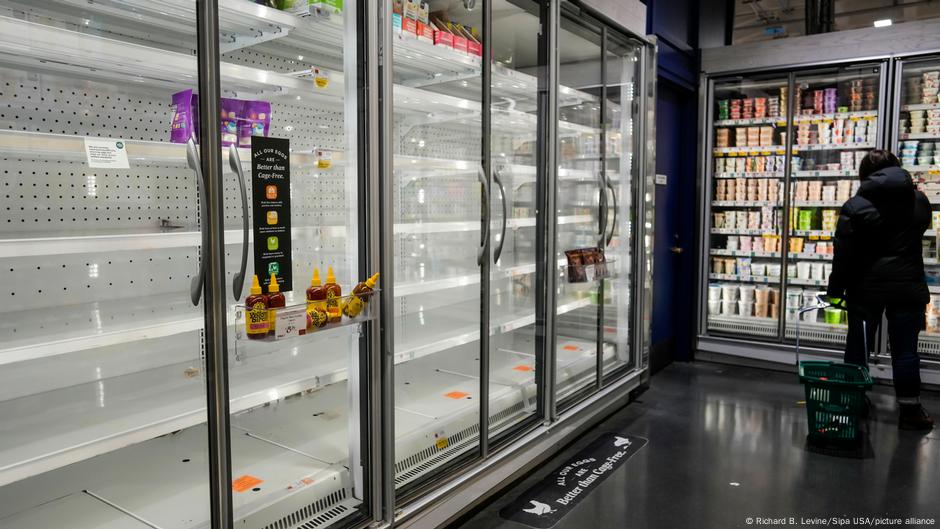 Prazni frižideri gde inače stoje jaja u supremarketu u Njujorku, početkom 2025. - kada je tamo harao ptičji grip