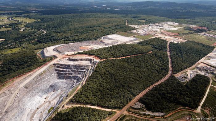 Vale do Jequitinhonha abriga as maiores reservas de lítio do Brasil. Em 2023, governo de Minas Gerais lançou o projeto "Lithium Valley", que inclui 14 cidades do estado, para atrair mineradoras e investidores estrangeiros para a região.