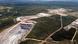 Vista aérea de mina a céu aberto da Sigma Lithium mostra "escadaria" de rochas em meio a paisagem verde Vista aérea de mina a céu aberto da Sigma Lithium mostra "escadaria" de rochas em meio a paisagem verde