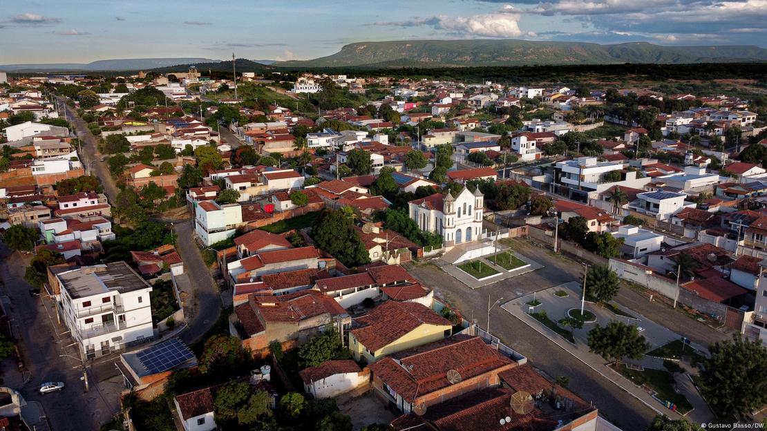 Vista aérea da cidade de Araçuaí, no norte de Minas Gerais: imagem mostra ruas arborizadas e uma igreja pintada de branco.