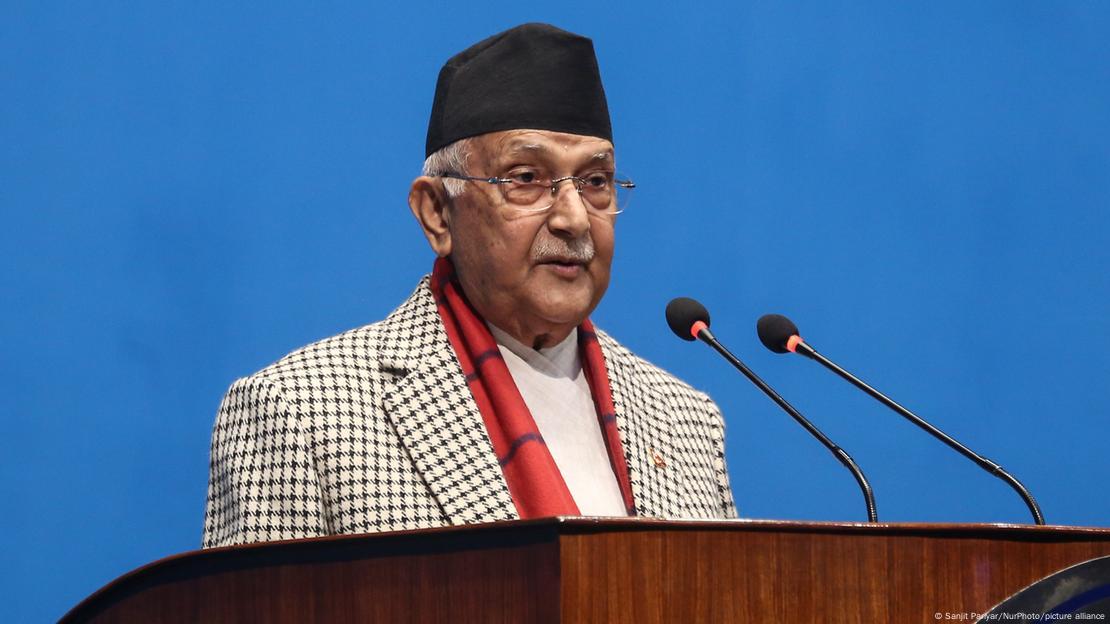 Sharma Oli kürsüde konuşma yapıyor