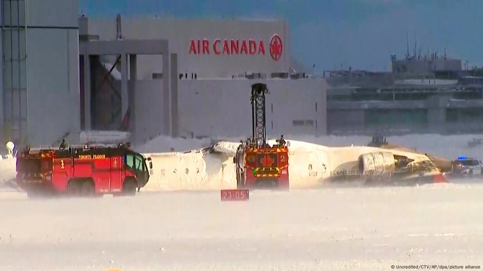 Avión Vuelca en Aterrizaje en Toronto y Deja Varios Heridos – DW – 18/02/2025