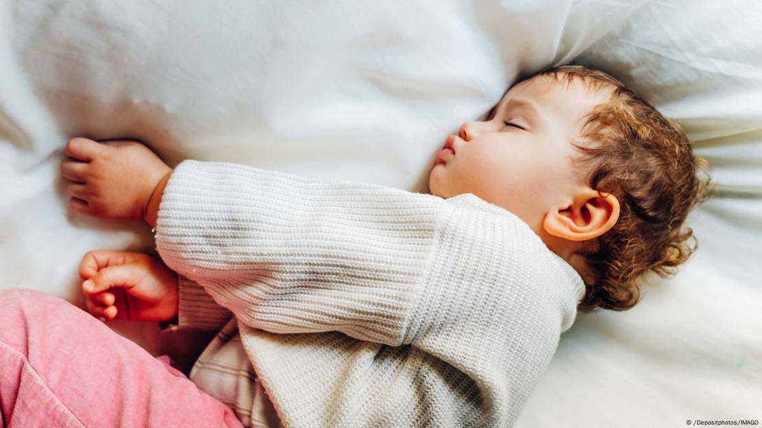 Una niña pequeña durmiendo. Una niña pequeña durmiendo.
