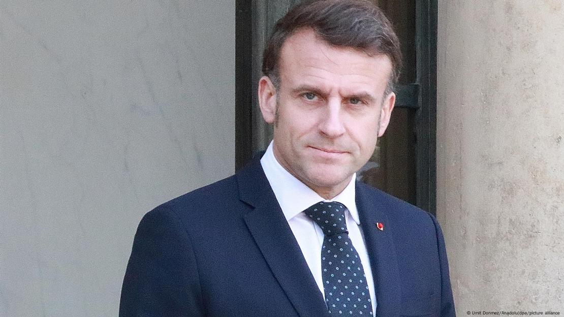 Emmanuel Macron me kostum blu duke shikuar i perqëndruar