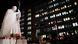 Statue von Johannes Paul II. vor dem nächtlichen Gemelli-Krankenhaus, daneben mehrere Personen mit Kerzen Statue von Johannes Paul II. vor dem nächtlichen Gemelli-Krankenhaus, daneben mehrere Personen mit Kerzen