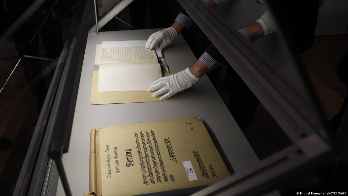 Ausstellung des Münchner Abkommens von 1938 in einer Vitrine im Nationalmuseum in Prag 