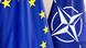 Yan yana asılı AB ve NATO bayrakları Yan yana asılı AB ve NATO bayrakları