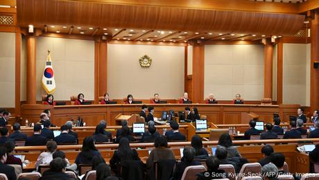 Das südkoreanische Verfassungsgericht berät darüber, ob Yoon formell seines Amtes enthoben werden soll.