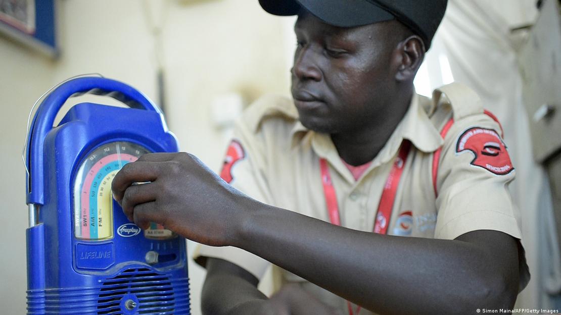 Juba 2019 | un homme tourne le bouton d'une radio (illustration)