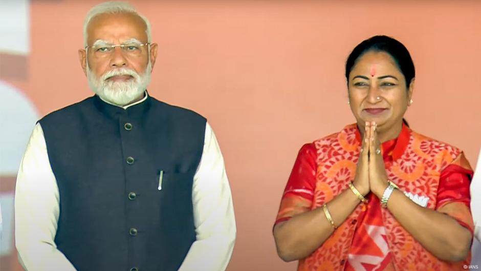 দিল্লি: দুর্গার পায়ের কাছে মোদীর ছবি রাখছে না অধিকাংশ কমিটি