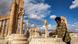 Un hombre sirve té junto a la Gran Columnata de las antiguas ruinas de Palmira Un hombre sirve té junto a la Gran Columnata de las antiguas ruinas de Palmira