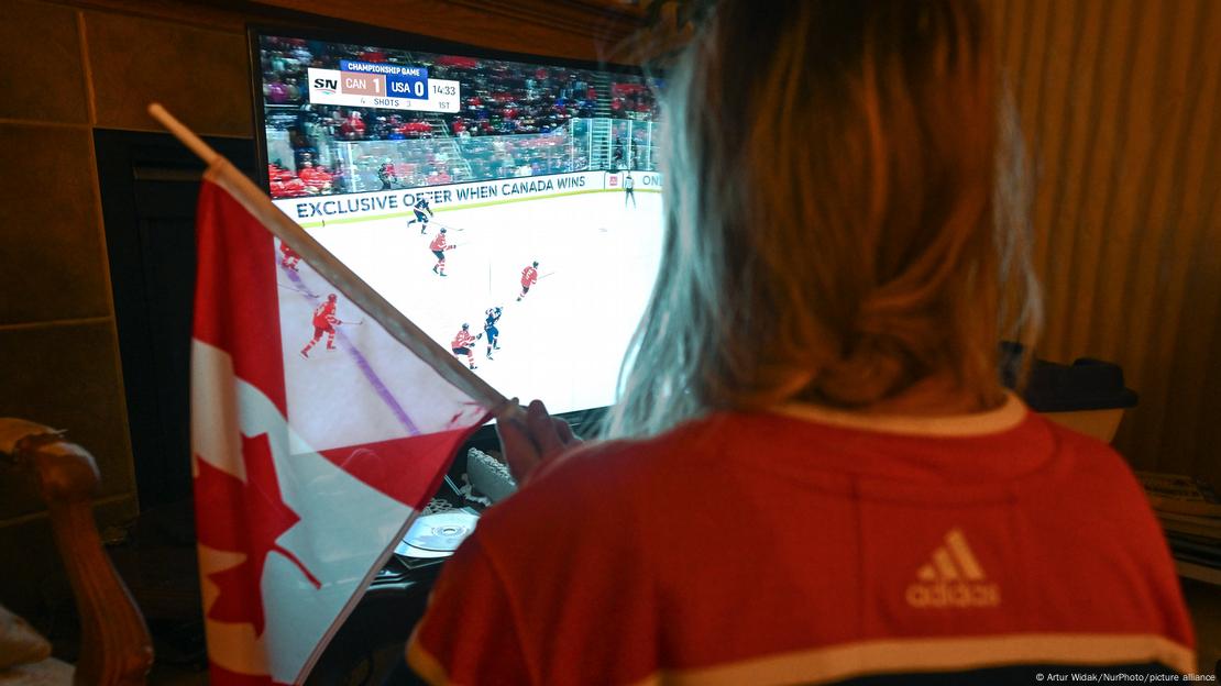 Una aficionada observa el enfrentamiento entre Canadá y Estados Unidos en la final del Torneo de las Cuatro Naciones de 2025, en Edmonton, Alberta, Canadá, el 20 de febrero de 2025. Una aficionada observa el enfrentamiento entre Canadá y Estados Unidos en la final del Torneo de las Cuatro Naciones de 2025, en Edmonton, Alberta, Canadá, el 20 de febrero de 2025.