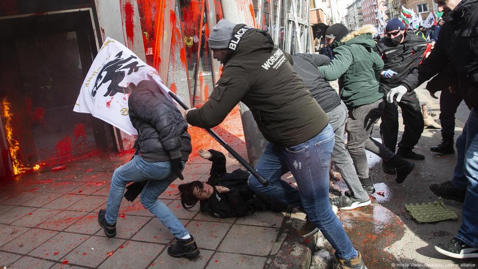 Clashes erupt as Bulgarian nationalists march against euro